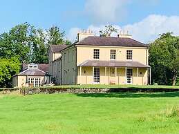 Llwynhelig Manor