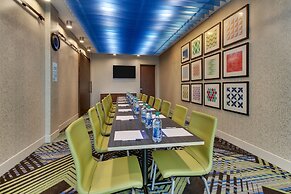 Holiday Inn Express & Suites Nashville Metrocenter Downtown by IHG