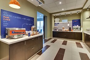 Holiday Inn Express & Suites Nashville Metrocenter Downtown by IHG