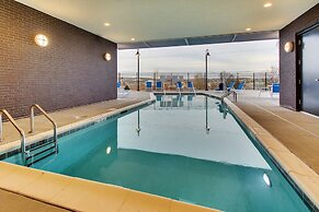 Holiday Inn Express & Suites Nashville Metrocenter Downtown by IHG