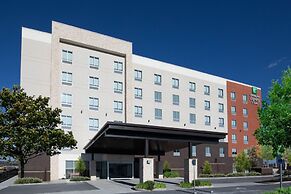 Holiday Inn Express & Suites Nashville Metrocenter Downtown by IHG