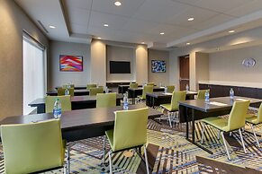 Holiday Inn Express & Suites Nashville Metrocenter Downtown by IHG