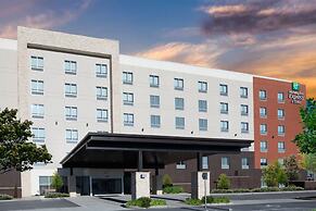 Holiday Inn Express & Suites Nashville Metrocenter Downtown by IHG