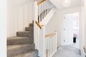 Sherlock Modern Home by Svelte Living