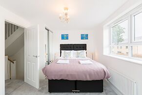 Sherlock Modern Home by Svelte Living