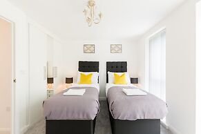 Sherlock Modern Home by Svelte Living