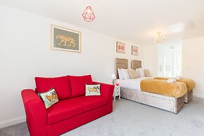 Sherlock Modern Home by Svelte Living