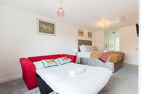 Sherlock Modern Home by Svelte Living