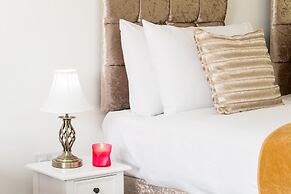 Sherlock Modern Home by Svelte Living