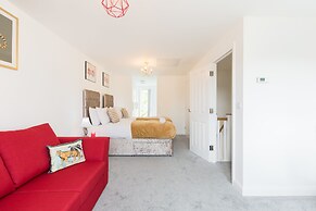 Sherlock Modern Home by Svelte Living