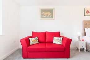 Sherlock Modern Home by Svelte Living