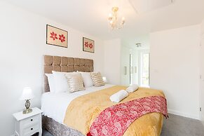 Sherlock Modern Home by Svelte Living