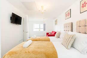 Sherlock Modern Home by Svelte Living