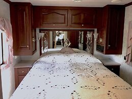 The Great Escape-Shirley with Hot Tub