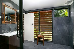 Tropical 3 Bedroom House, Pool plus 4th Bedroom Bungalow