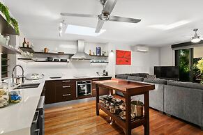 Tropical 3 Bedroom House, Pool plus 4th Bedroom Bungalow