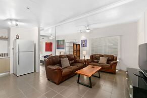 Tropical 3 Bedroom House, Pool plus 4th Bedroom Bungalow