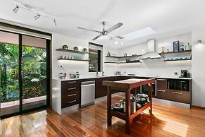 Tropical 3 Bedroom House, Pool plus 4th Bedroom Bungalow