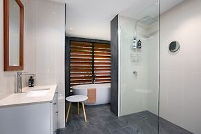 Tropical 3 Bedroom House, Pool plus 4th Bedroom Bungalow