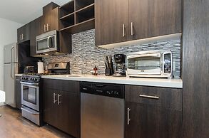 Downtown Convention Center Suite with Pool