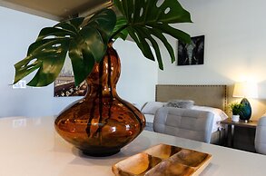 Downtown Convention Center Suite with Pool