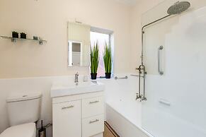 Lighthouse Cozy 2BDR with CITY VIEWS