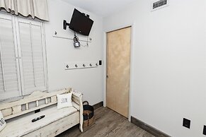 Inlet Reef 402 2 Bedroom Condo by RedAwning