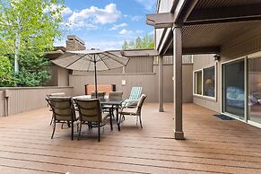 #5 At Broken Top 2 Bedroom Villa by RedAwning