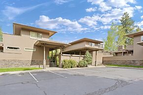 #5 At Broken Top 2 Bedroom Villa by RedAwning