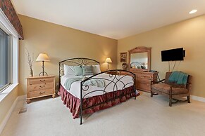 #5 At Broken Top 2 Bedroom Villa by RedAwning