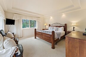 #5 At Broken Top 2 Bedroom Villa by RedAwning