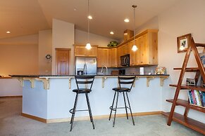 River Scene 30 Day Minimum 3 Bedroom Home by RedAwning