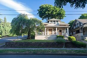 Cascade Chic 3 Bedroom Home by RedAwning