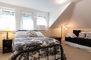 Cascade Chic 3 Bedroom Home by RedAwning