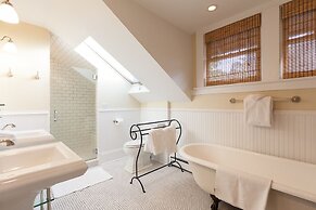 Cascade Chic 3 Bedroom Home by RedAwning