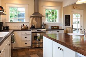 Cascade Chic 3 Bedroom Home by RedAwning