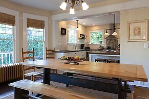 Cascade Chic 3 Bedroom Home by RedAwning