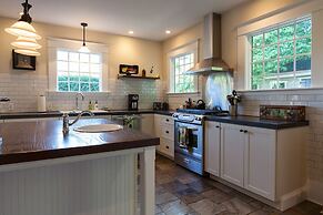 Cascade Chic 3 Bedroom Home by RedAwning