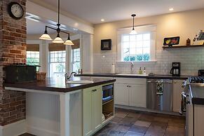 Cascade Chic 3 Bedroom Home by RedAwning