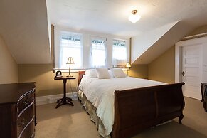 Cascade Chic 3 Bedroom Home by RedAwning