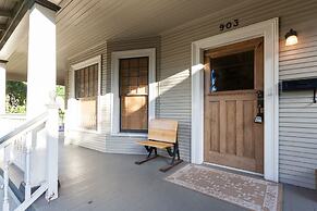 Cascade Chic 3 Bedroom Home by RedAwning