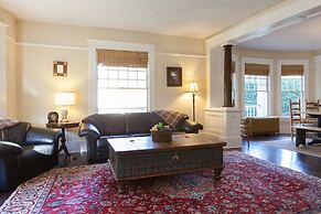 Cascade Chic 3 Bedroom Home by RedAwning