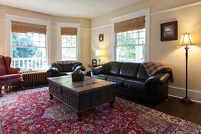 Cascade Chic 3 Bedroom Home by RedAwning