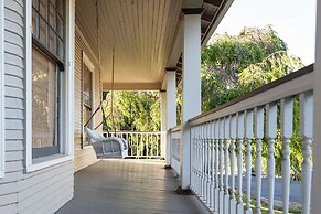 Cascade Chic 3 Bedroom Home by RedAwning