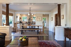 Cascade Chic 3 Bedroom Home by RedAwning