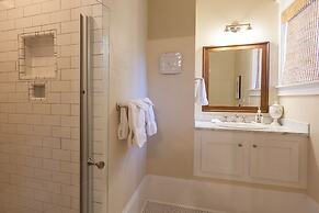 Cascade Chic 3 Bedroom Home by RedAwning