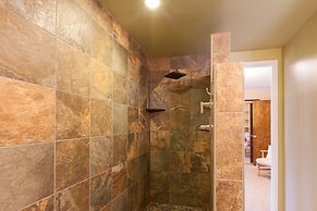 Heartbreak Pet and Family-Friendly Hood River Home by RedAwning