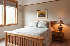 Columbia West 3 Bedroom Condo by RedAwning