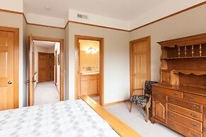 Columbia West 3 Bedroom Condo by RedAwning