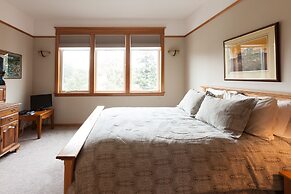 Columbia West 3 Bedroom Condo by RedAwning